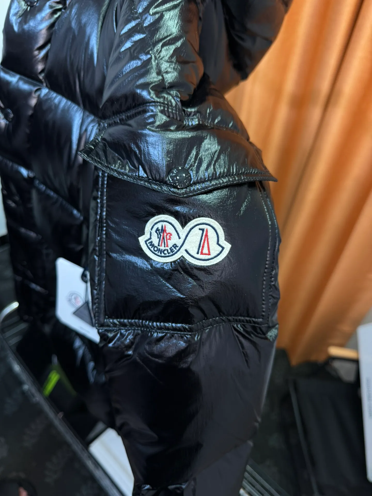 P390 Moncler/ 2026 70 、 。 DNA ， ， 。 Classic ， 、 。 Classic 70 。 Quality， 90 ，Premium Quality ， ，Black ！ Sizes M-3XL